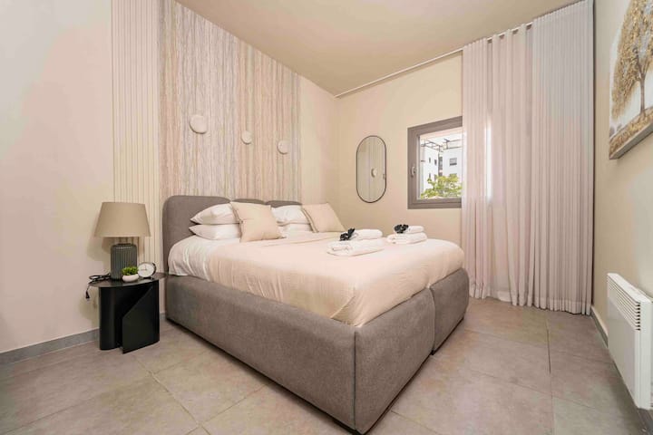 在城市探索第二间卧室后，享受安静放松的夜晚，最多可容纳3人！ 
（这间卧室设有3张床） 