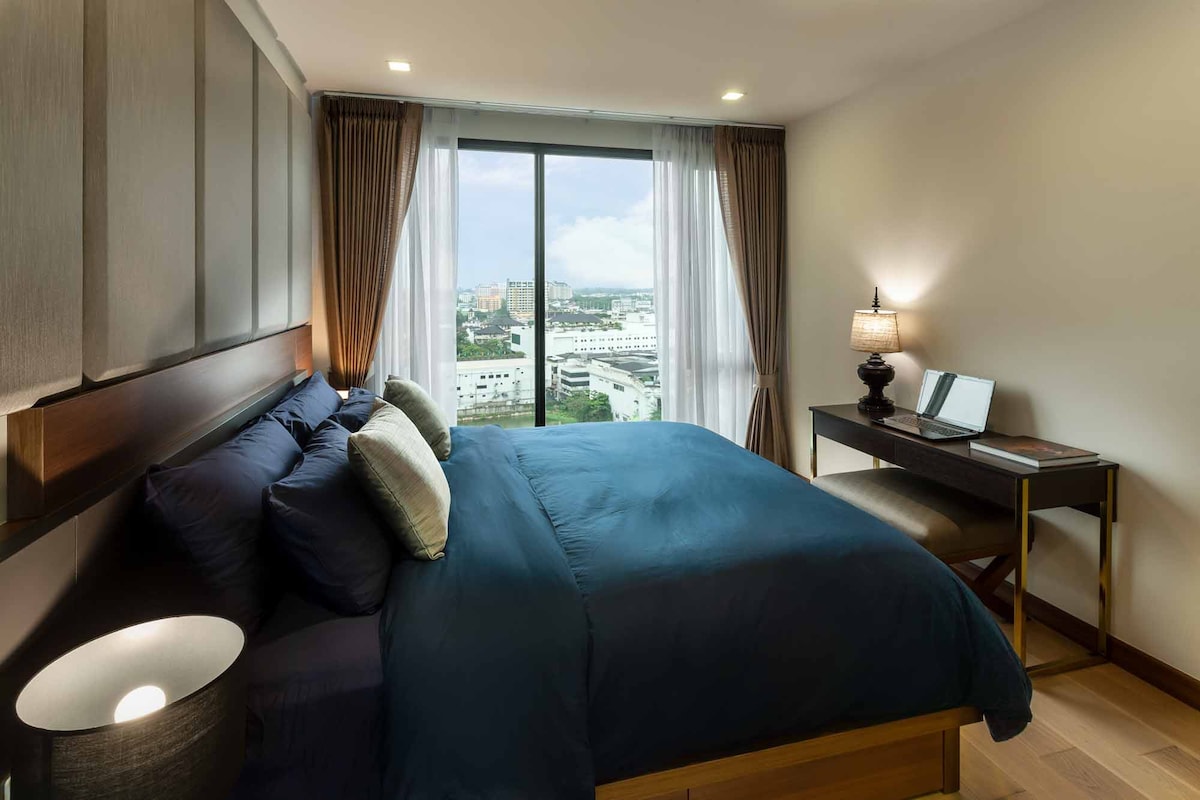 Главна спална соба - брачен кревет (широк 180-220 см) и работно