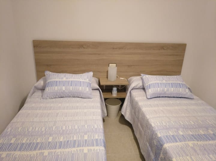 Kamer 03. Twee eenpersoonsbedden en kast.