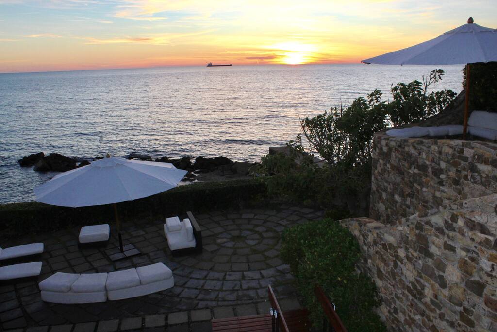 Terrazza coperta con accesso dalla zona giorno per godere di splendidi tramonti e romantici aperitivi