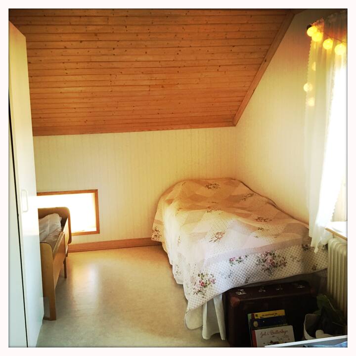 Dormitorio 2 en la esquina izquierda, en total 4 camas en esta habitación: 3 camas para adultos y 1 cama junior. 