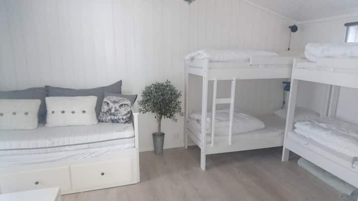 宽敞的卧室配有沙发床，可轻松转换成双人床。 房间配有智能电视和额外的电视房。 沙发床（ 2人） + 2张双层床（ 4人）。