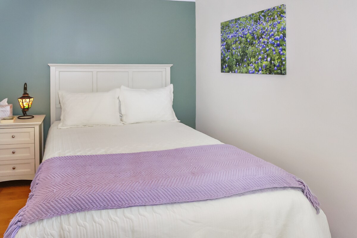 חדר שינה למטה עם מיטת קווין