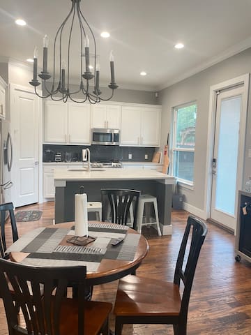 Spacious 5-br house in beautiful Dallas with AC