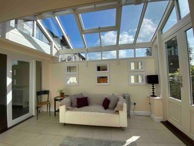 Dublin Gem: Parking, Sleeps 8 & Near City Centre gallery image 2