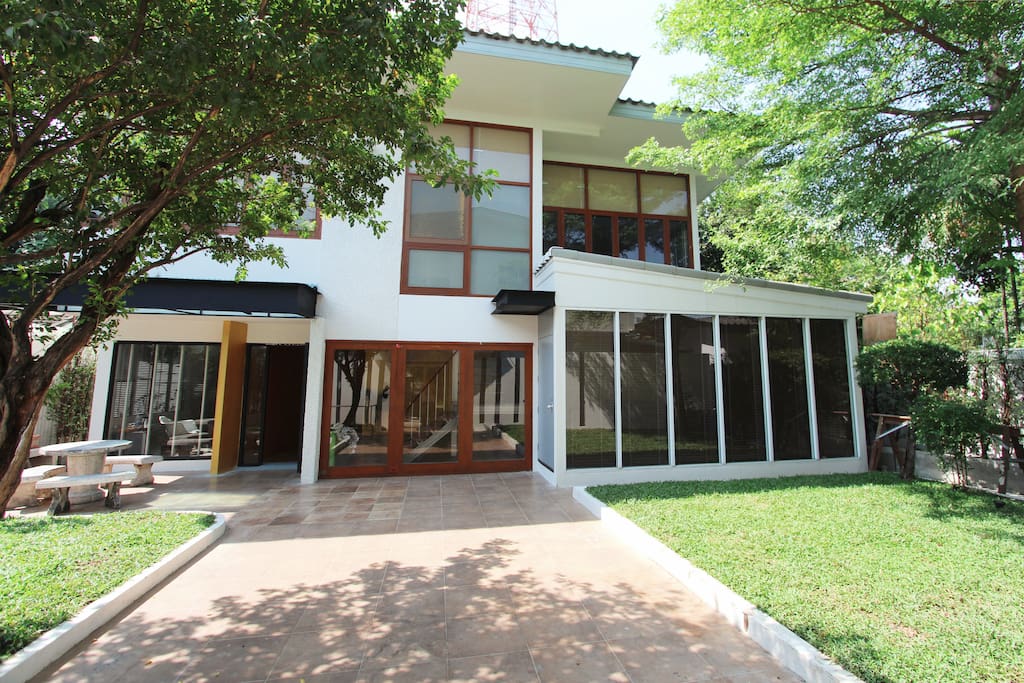 The Escape House - 6 uniquely designed bedrooms, 5 baths, and a private garden.