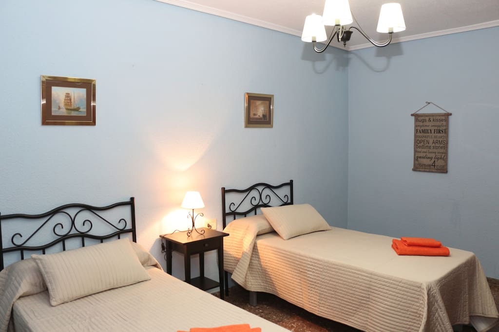 Dispone de armario de 3 puertas dobles.