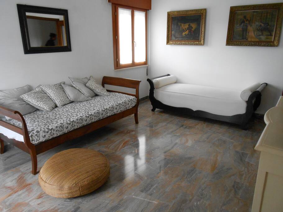 soggiorno con divani letto