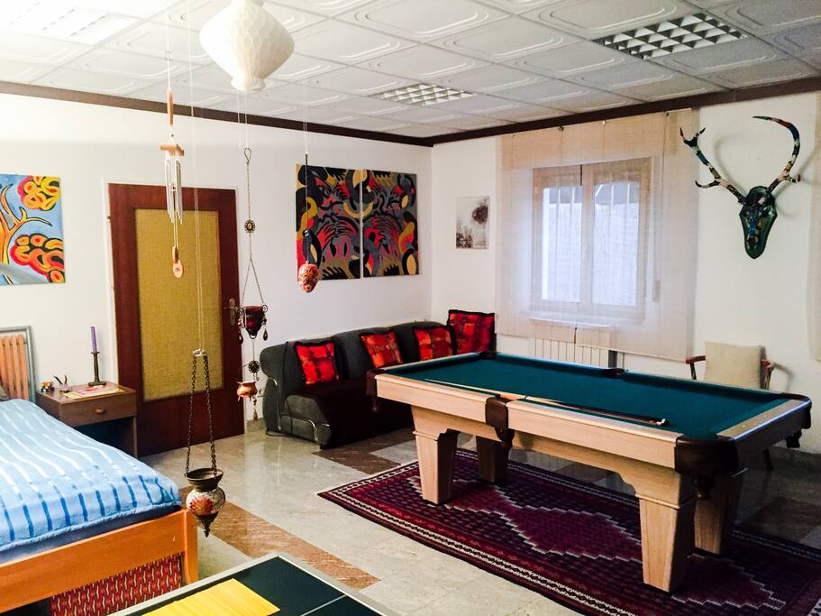 Das Atelier wurde etwas umgestellt , jetzt neu mit Billiardtisch
