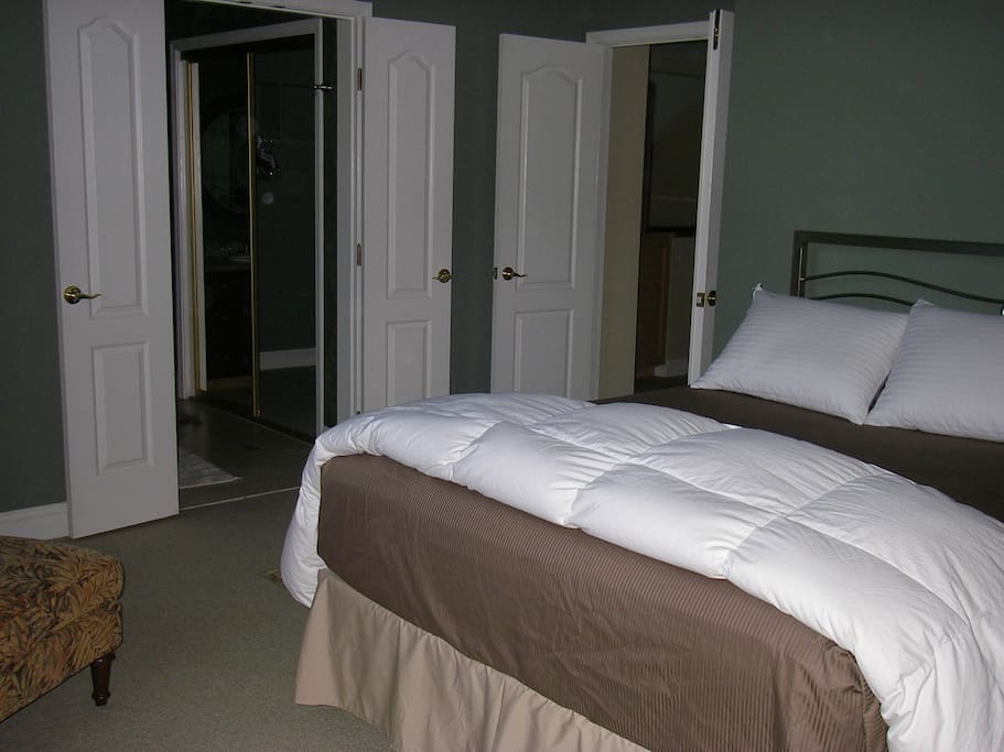 Airbnb Life Along River - Private Bed 'N Bath MB Suite