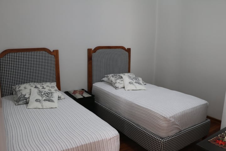 Alcoba con dos camas individuales, Colchón,  almohadas y cobijas calidad Premium,  closet , Smart TV, servicio de internet, ventilador.