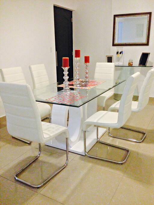 Comedor moderno para 6 personas.