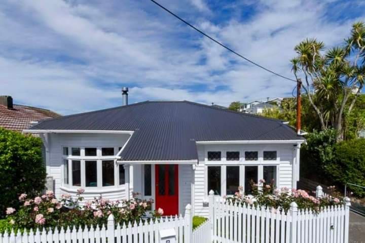 White Picket Fence. Convenient to ferry & city.