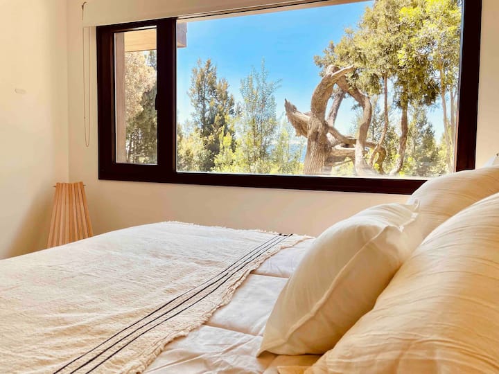 Красива гледка от леглото ви
В тъканите за легла, които сме избрали с качество и мекота, има отлично качество, в двоен размер на хотела, така че по време на почивката си да се насладите на почивката, която заслужавате. 
От леглото можете да гледате телевизия !