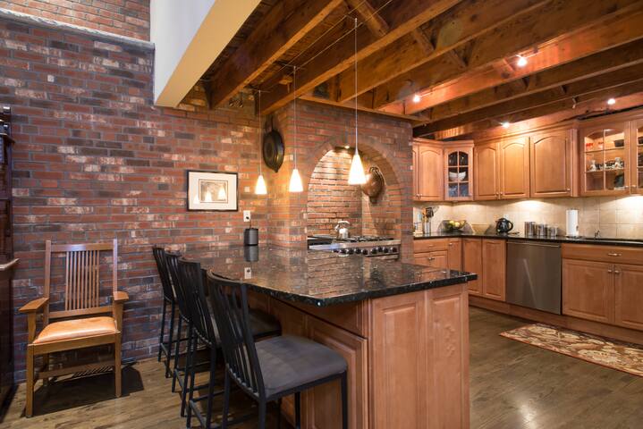 3Bed/2.5Bath Luxury Triplex South End’s Union Park gallery image 4