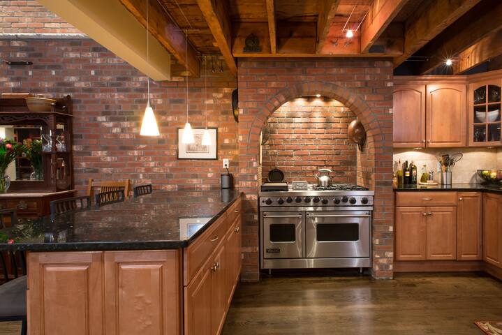 3Bed/2.5Bath Luxury Triplex South End’s Union Park gallery image 3