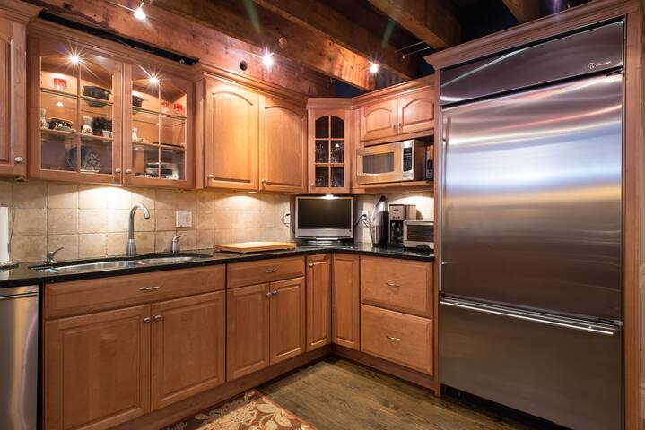 3Bed/2.5Bath Luxury Triplex South End’s Union Park gallery image 5