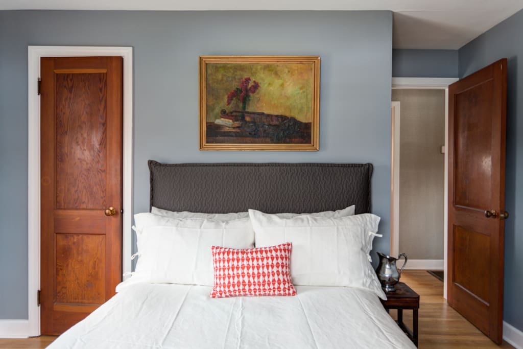 Master bedroom with queen bed- luxurious linens and super comfortable mattress.