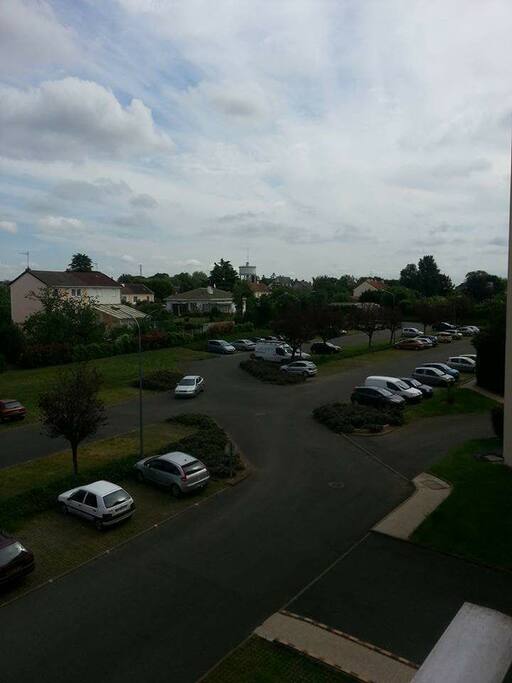 Grand parking de la résidence
