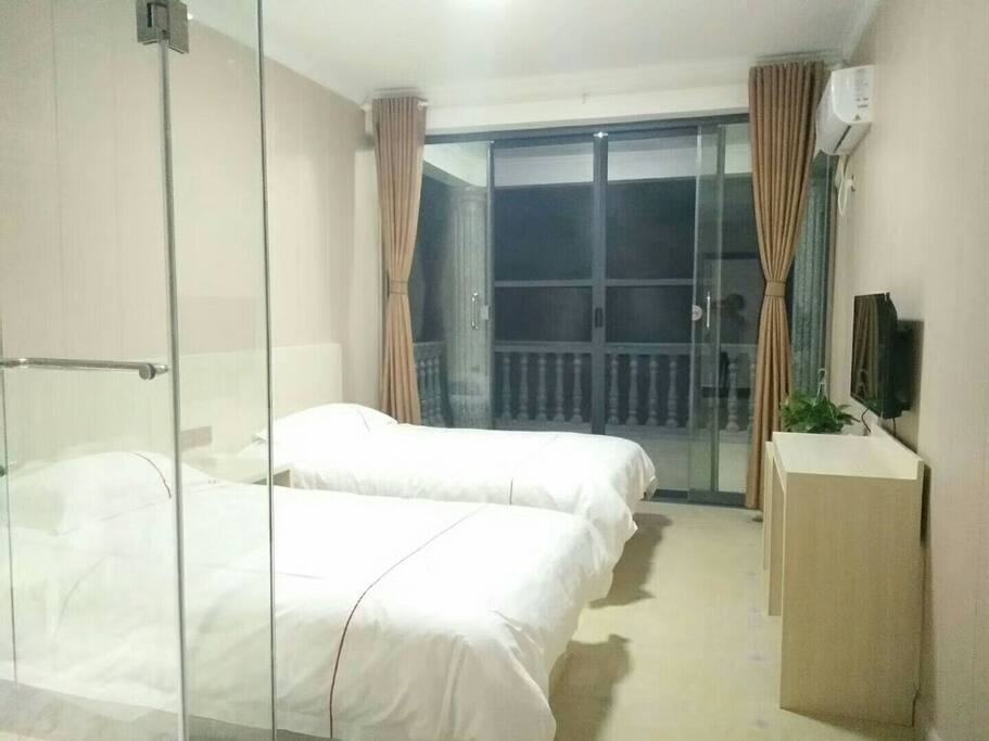 带阳台双人房