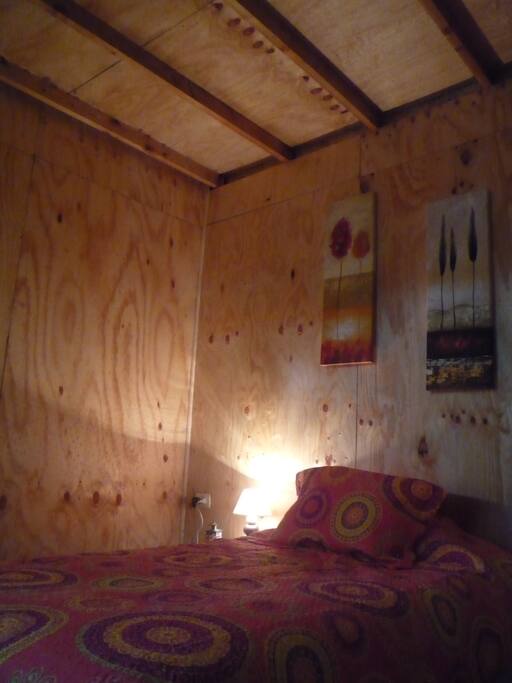 Un dormitorio bastante alejado del quehacer y acompañado con bastante vegetación.