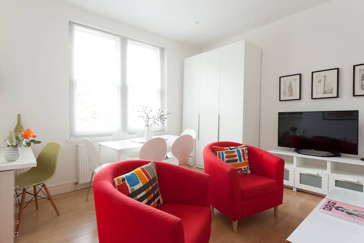 استرخ في هذه الكراسي الحمراء الساخنة وخطط ليومك