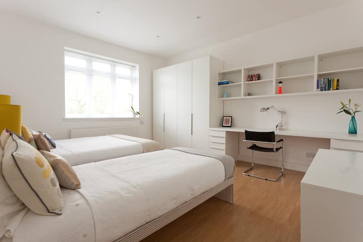 غرفة نوم مثالية مع مكتب لكتابة تلك البطاقات البريدية لأحبائك في الوطن 