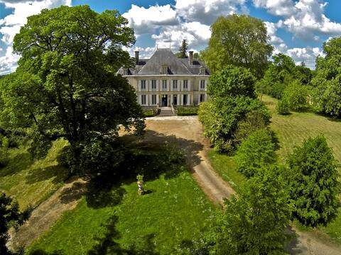Small chateau ***, pool, private estate