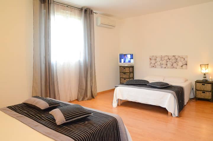 vrlo velika prostorija s tušem, WC-om, klima-uređajem, radiom, Wi-Fi mrežom (kao i ostale 4 spavaće sobe)