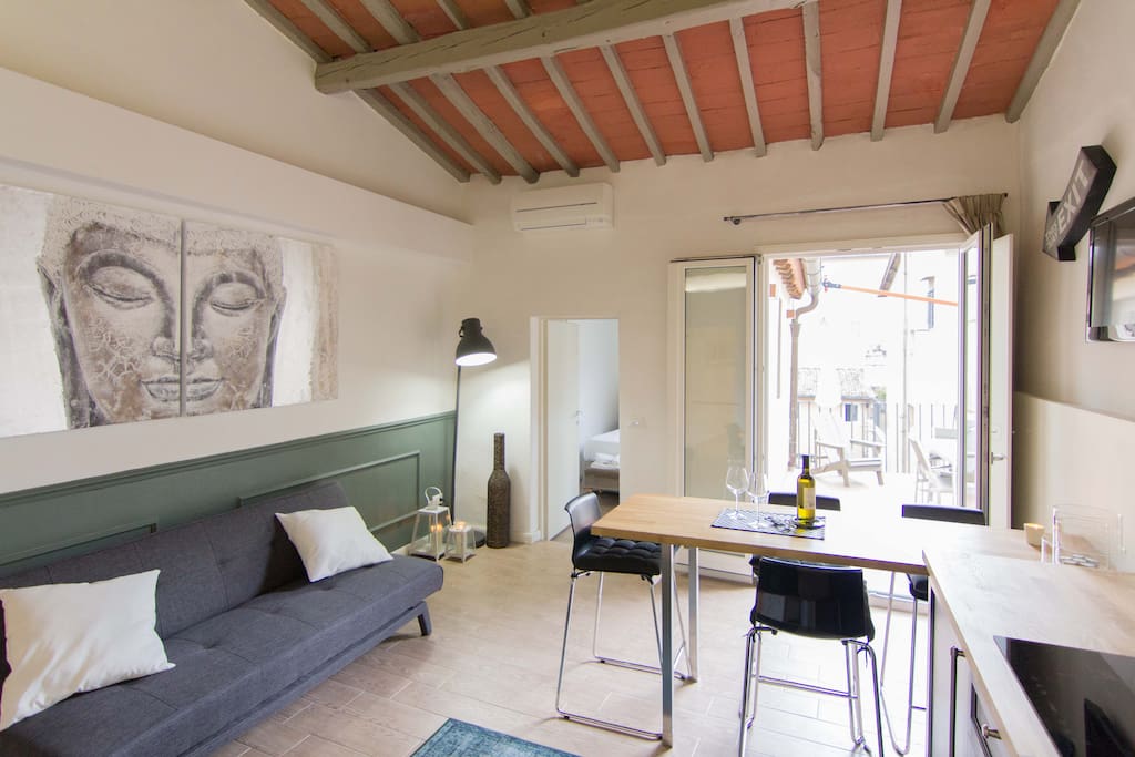 The apartment is super bright and really quite in spite of the location in the heart of vibrant Florence center life. (On the left the door of the 2nd room of your apartment).