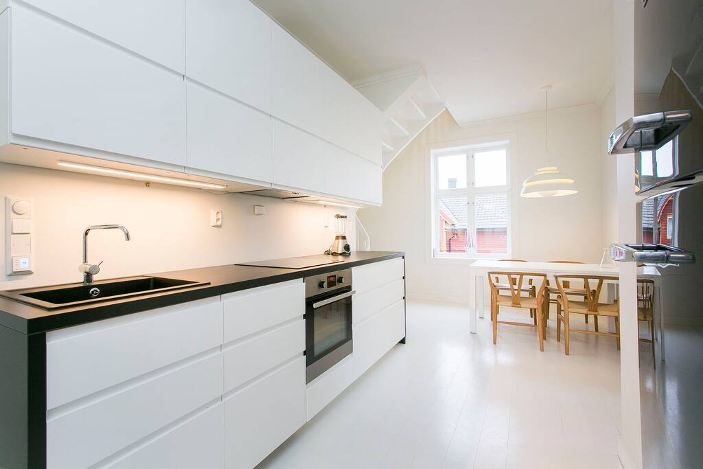 Moderne kjøkken med koselig spiseplass