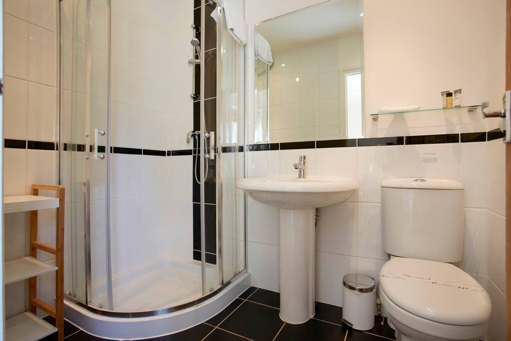 3rd Bathroom 1