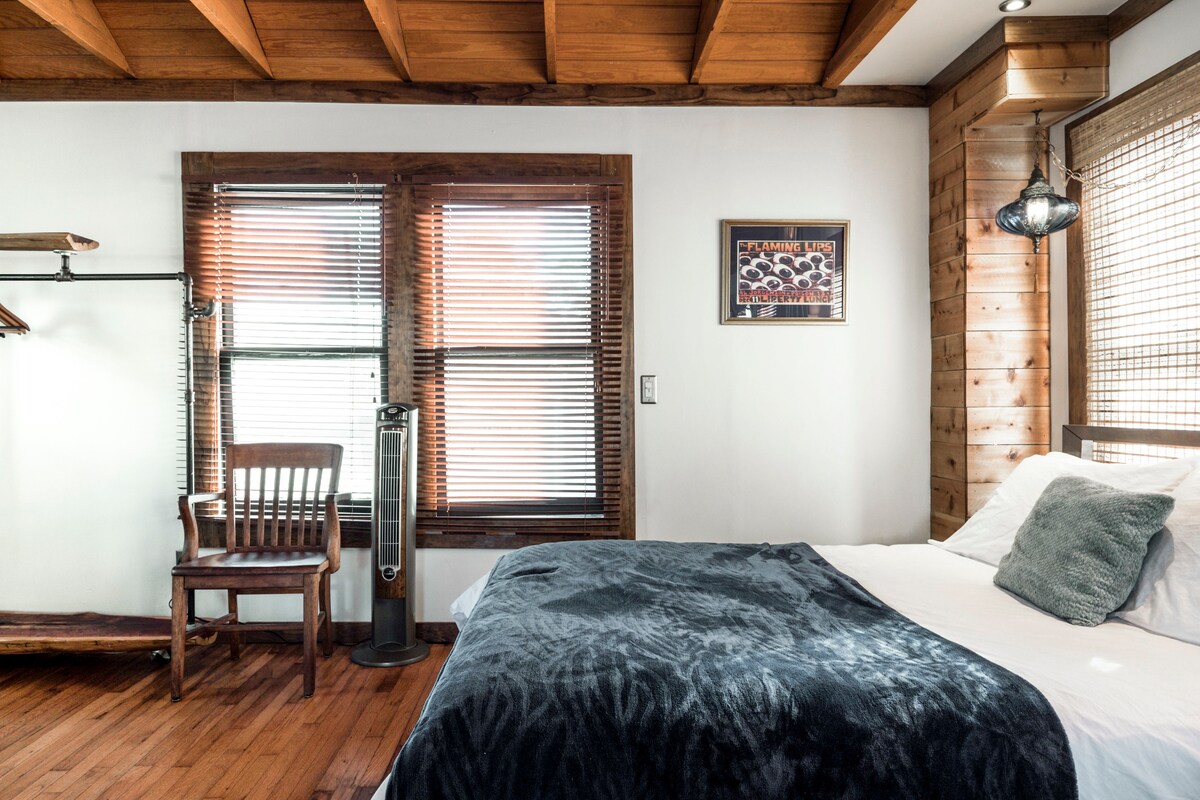 Modern Lofted Cottage Custom Woodwork, Central ATX