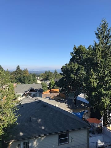 Camas Hideway with cozy queen, private full bath