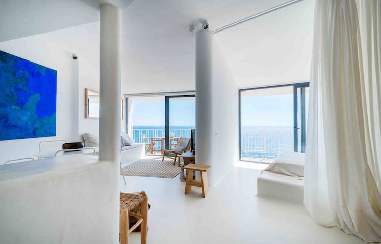 Spectacular ocean views design apartment with boat