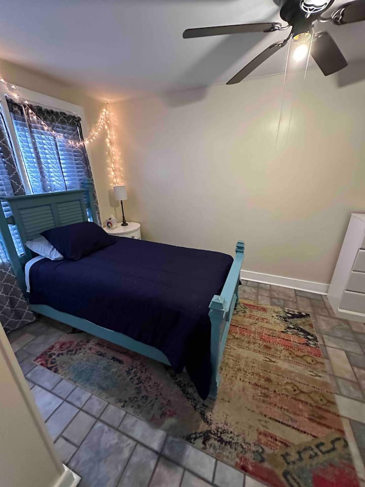 楼下卧室，带双人床