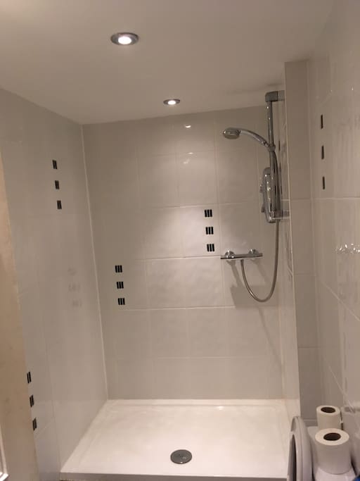 Shower room.