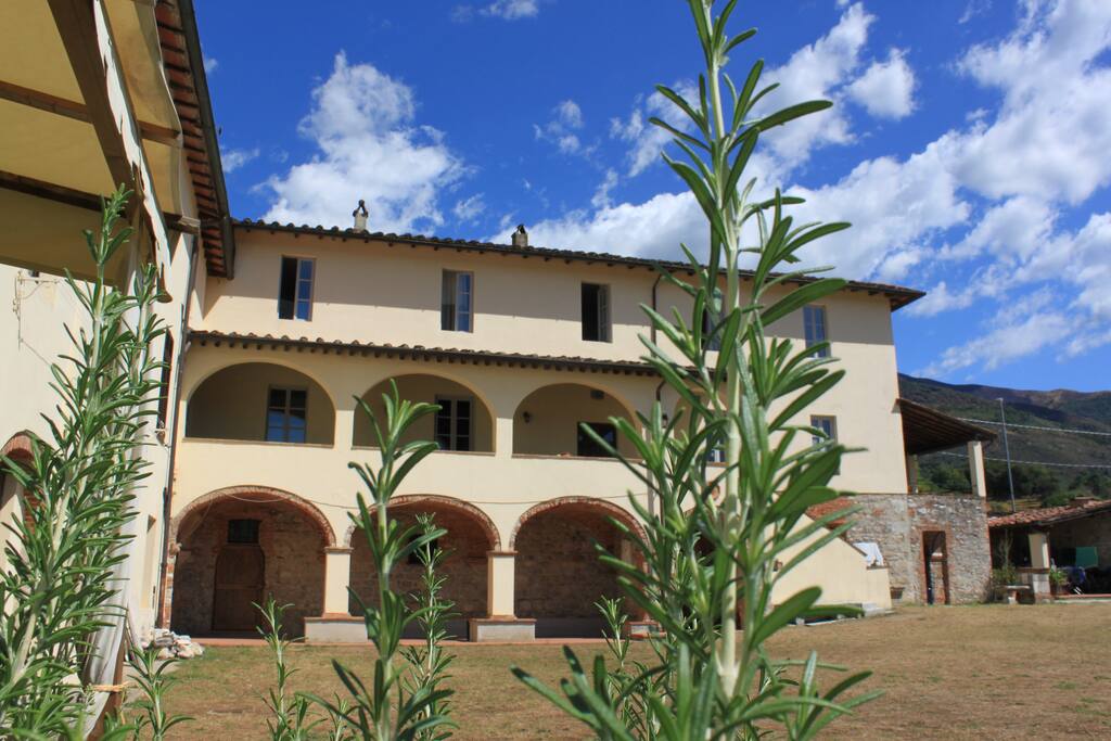 Vista dell'Ostello, del cortile antistante e della loggia