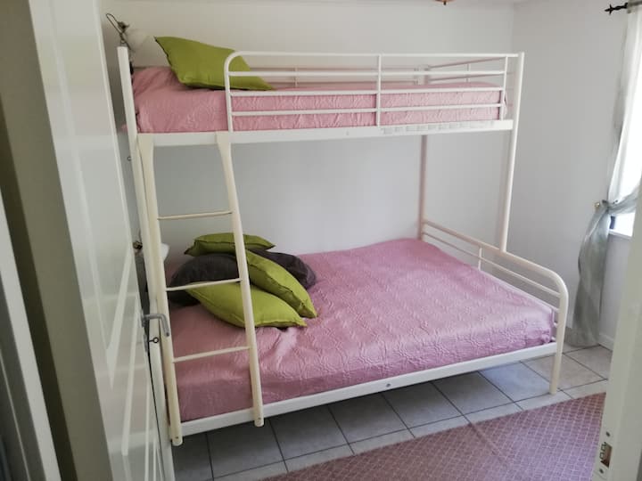 Საძინებლები დიდი ორსართულიანი საწოლით