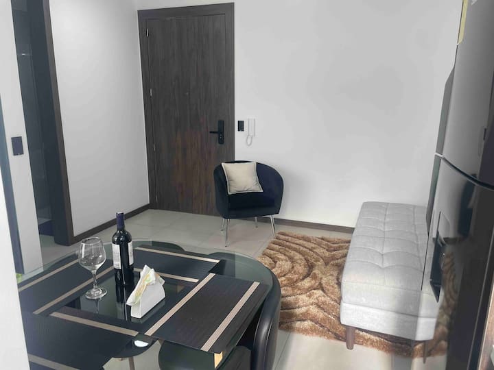 Трапезария с разтегателен диван и елегантно черно кресло 