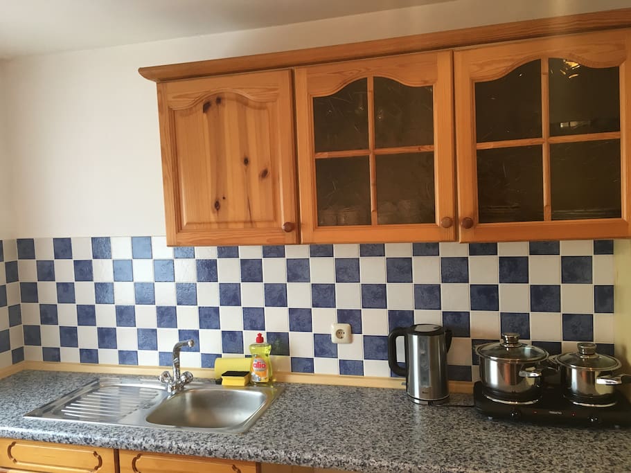 Küche - inkl. Wasserkocher, Toaster, Kochplatten, Töpfe, Kühlschrank und was sonst noch gebraucht wird.