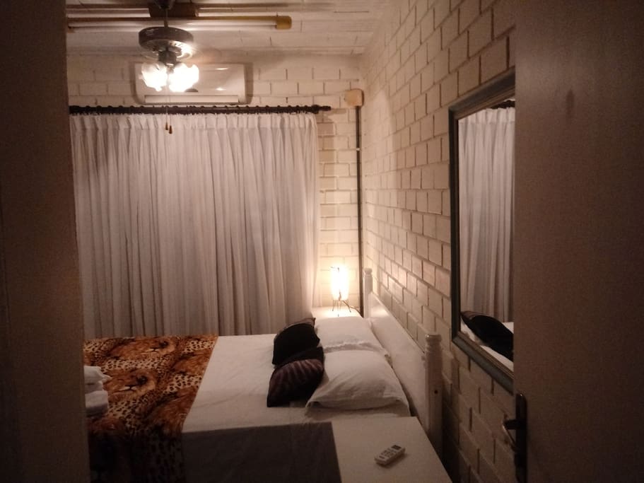 Opções de ventilacao natural, de teto e climatizado com ar condiciondicionado quente e frio.