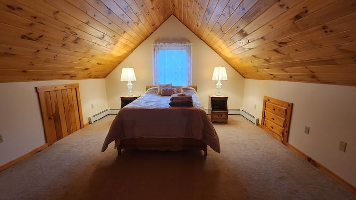 الشقة العلوية بسرير كامل الحجم وأريكة  ودرجين