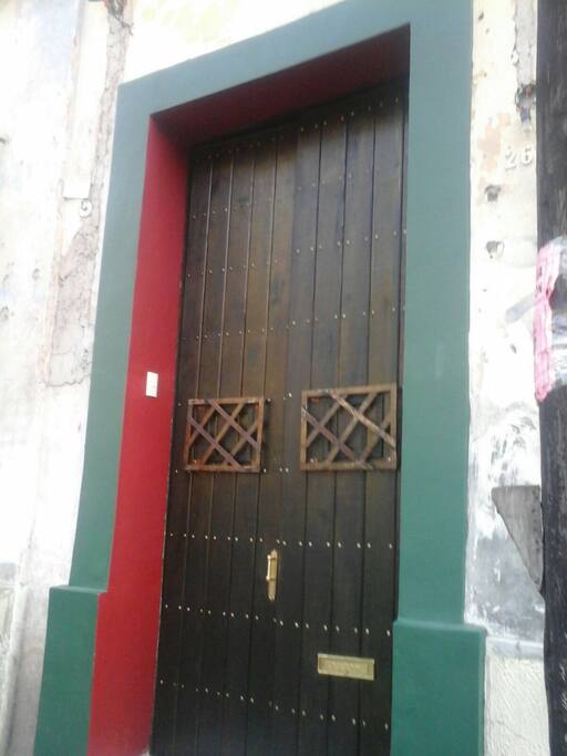 Esta, nuestra entrada. Una fortaleza que enmarca un portón del siglo antepasado, y qué habré sus hojas para dar la bienvenida a todos ustedes.