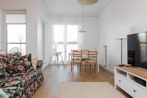 Popular Airbnb listing: Sunny Apartment in Rozłogi in Bemowo