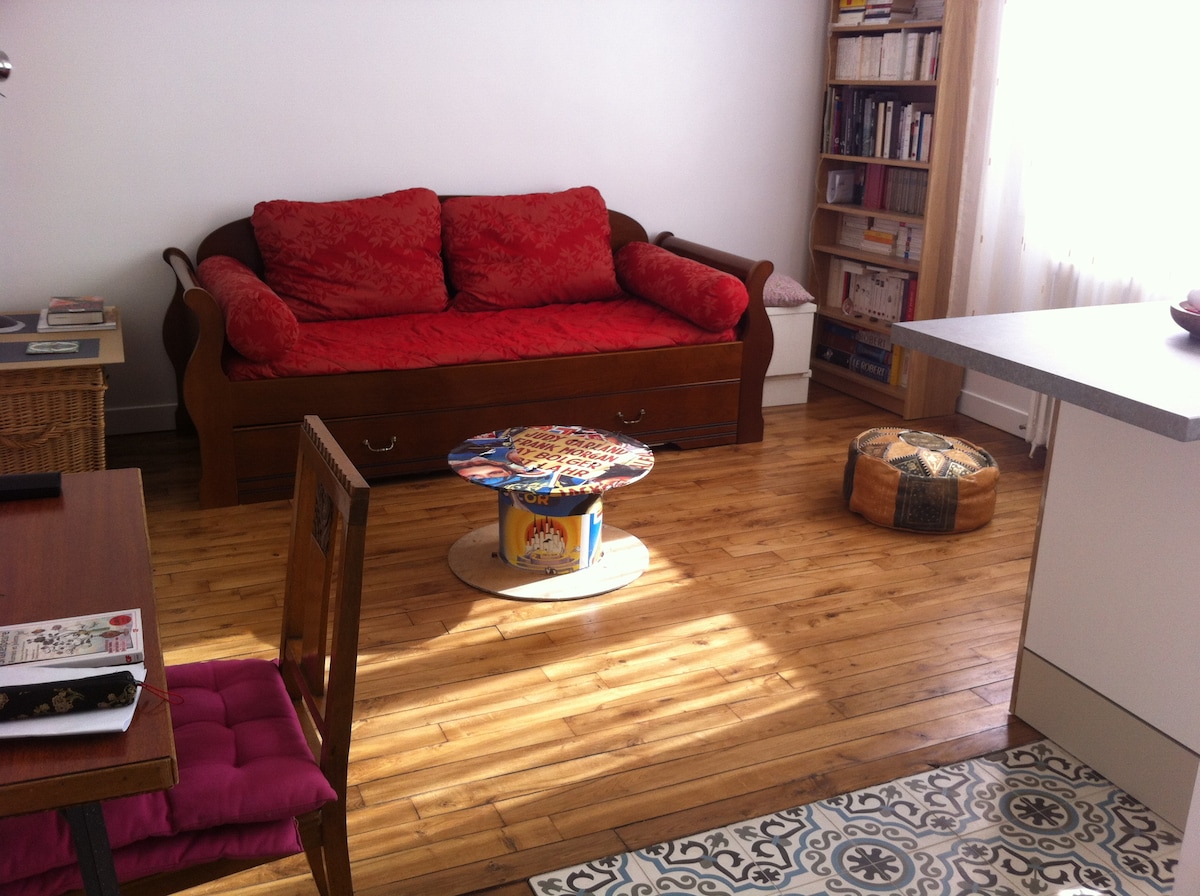 kuchyňa otvorená do obývacej izby, svetlý priestor s rozkladacou pohovkou (pre 2 osoby)