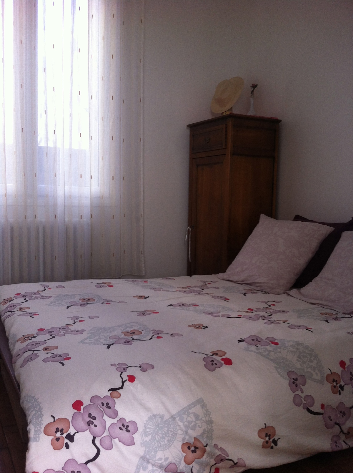 svetlá izba s manželskou posteľou 