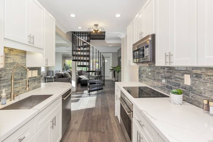 New! Next to Las Olas • Heated Pool gallery image 2