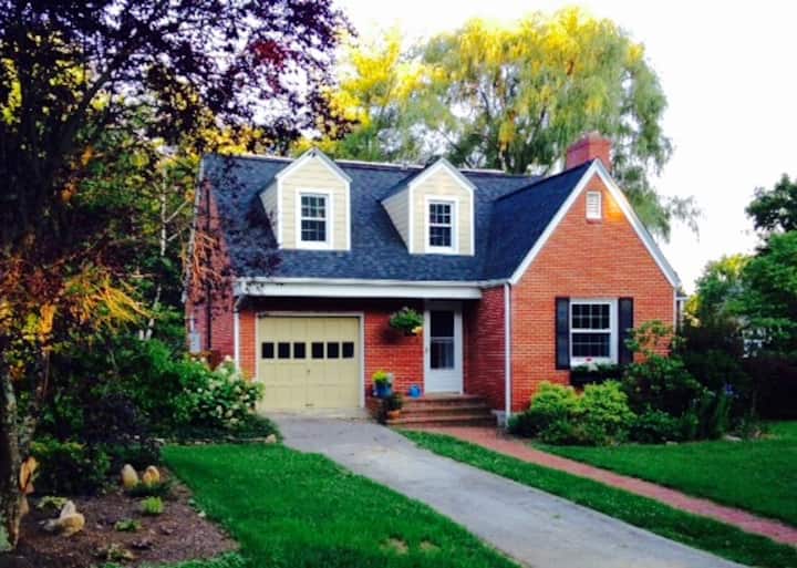 Super Location! Walk To Downtown, Stadium & Campus - Blacksburg, VA