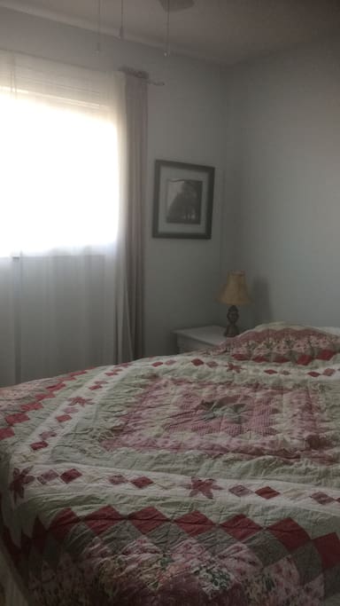 Room with queen size bed